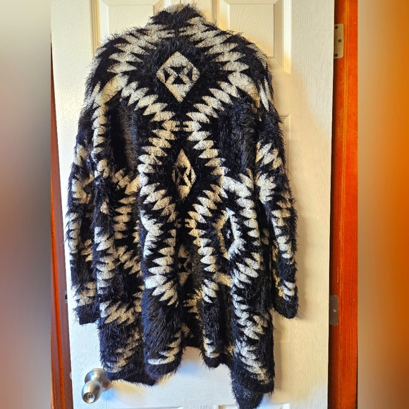 EUC Stylish Aztec Print Eyelash Cardigan - Picture 2 of 2